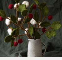 Gry & Sif Handgemacht & Fairtrade-Zertifiziert Stilvolles dänisches Design x Napali Kunsthandwerker | Zweige mit Apfel aus Filz - Künstliche Blumen für Wohnzimmerdekoration