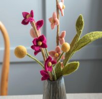 Gry & Sif Handgemacht & Fairtrade-Zertifiziert Stilvolles dänisches Design X Nepali Kunsthandwerker| Cerise Blumen am Stiel aus Filz - Künstliche Blumen für Wohnzimmer Dekoration | Cerise